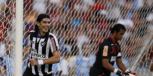 Botafogo agradece Loco Abreu após aposentadoria: 'Que bom que nossas histórias se encontraram'