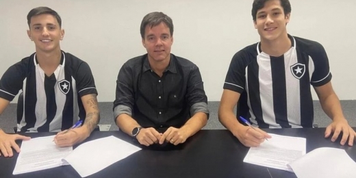 Botafogo assina primeiro contrato profissional com Vargas e Batata, atacantes do sub-17