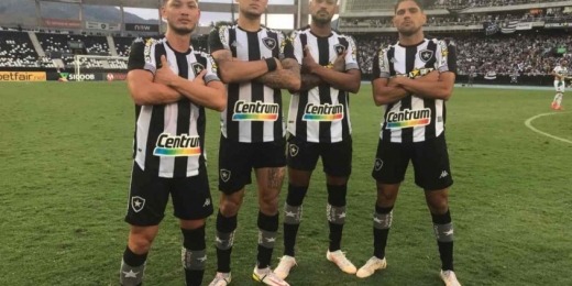 Botafogo campeão! Carli e Kanu erguem troféu da Série B em Nilton Santos lotado