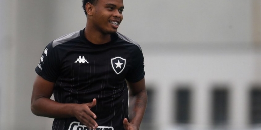 Botafogo chega a acordo com Nova Iguaçu e encaminha permanência de Lucas Mezenga
