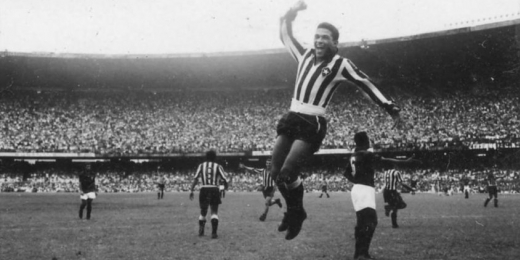 Botafogo cria camisa com as listras tortas em homenagem a Garrincha