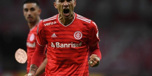 Botafogo faz proposta por Victor Cuesta, zagueiro do Internacional