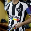 Botafogo leiloará camisas usadas contra o Vitória; lucro irá para projeto que acolhe pessoas LGBTQIA+