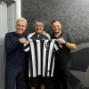 Botafogo presenteia Seu Chicão, um dos fundadores do Ceilândia e torcedor do Alvinegro, com camisa