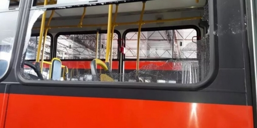 Briga entre torcedores de Athletico e Coritiba depreda ônibus