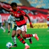 Bruno Henrique celebra assistência para Pedro em vitória do Flamengo: ‘É a jogada característica minha’