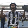 Capacete de policial e gritos pela vizinhança: Marco Antônio rouba a cena na comemoração do Botafogo