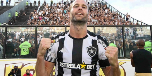 Carli lidera o vestiário do Botafogo na goleada sobre o Vasco e comemora: 'A gente jogou para c... e atropelou'