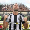 Carli lidera o vestiário do Botafogo na goleada sobre o Vasco e comemora: ‘A gente jogou para c… e atropelou’