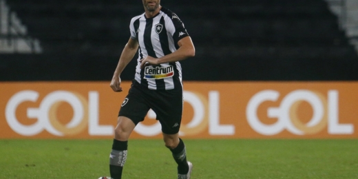 Carli sofre lesão no tornozelo e desfalca o Botafogo contra o Londrina, pela Série B do Brasileirão