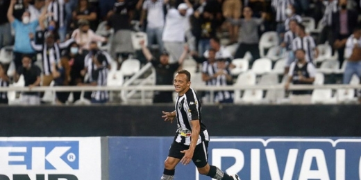 Carlinhos celebra vitória do Botafogo em duelo decisivo e elogia torcida: 'Lutou com a gente até o final'