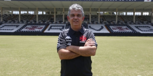 Carlos Brazil diz estar motivado para trabalhar no profissional do Vasco em 2022: 'Aqui é minha casa'