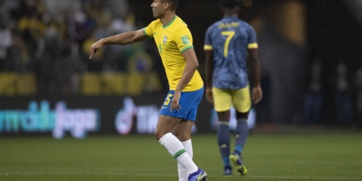 Casemiro recebe o segundo cartão amarelo e está fora do clássico entre Brasil e Argentina