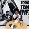 Cauã Paixão assina primeiro contrato como profissional do Vasco: ‘É o dia mais feliz da minha vida’