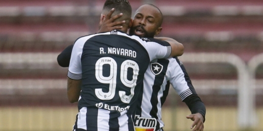 Chamusca aprova atuação de Ronald após vitória do Botafogo: 'Mais uma vez decisivo'