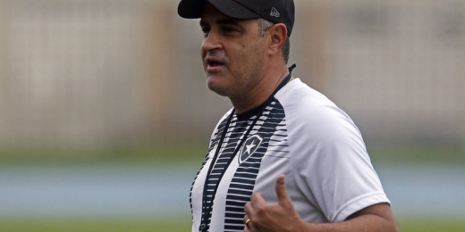 Chamusca diz que Botafogo busca reforços e garante chegada de lateral: 'Algumas situações encaminhadas'
