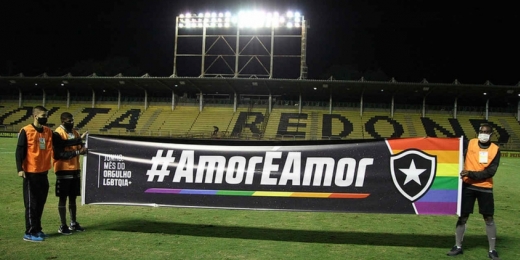 Chamusca elogia campanha #AmorÉAmor do Botafogo: 'O respeito à igualdade é fundamental'