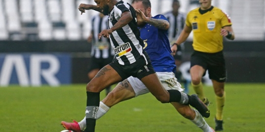 Chay comemora hat-trick pelo Botafogo, mas diz: 'Coletivamente foi muito ruim'