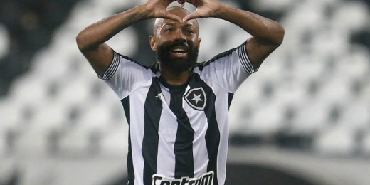 Chay comemora novo contrato com o Botafogo: 'Deus sabe a minha alegria de estar vestindo essa camisa'