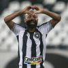 Chay comemora novo contrato com o Botafogo: ‘Deus sabe a minha alegria de estar vestindo essa camisa’