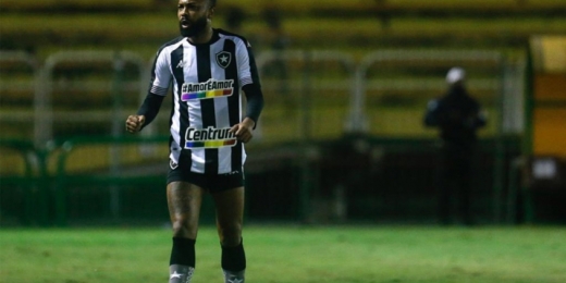 Chay comenta o gol da vitória do Botafogo: 'Não queria acertar onde acertei, mas queria acertar o gol sim'
