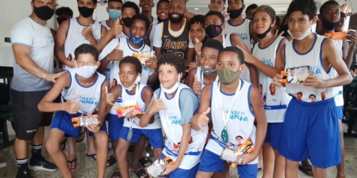 Chay, do Botafogo, faz surpresa para crianças de projeto em São Gonçalo: 'Acreditem nos seus sonhos'