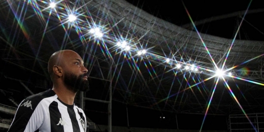 Chay revela admiração em Thierry Henry para escolha do número 14 no Botafogo: 'Um dos que me inspiram'
