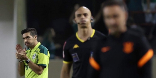 Com 'saúde alterada', Abel reclama de calendário e de 'olé' da torcida após vitória em clássico do Palmeiras