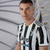 Com Cristiano Ronaldo de modelo, Juventus lança novo uniforme para a temporada 21/22