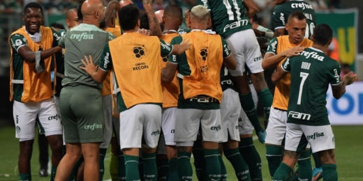 Com direito a gol de falta, Palmeiras bate Athletico e conquista Recopa Sul-Americana pela primeira vez