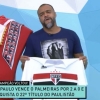 Com direito a trono e fantasia, Denílson comemora título do São Paulo ao vivo