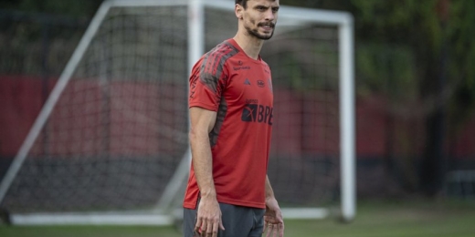 Com dores na panturrilha esquerda, Rodrigo Caio, do Flamengo, é substituído ainda no primeiro tempo