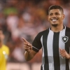 Com festa da torcida e de Textor, Botafogo vence o Fortaleza de virada e entra no G4 do Brasileirão