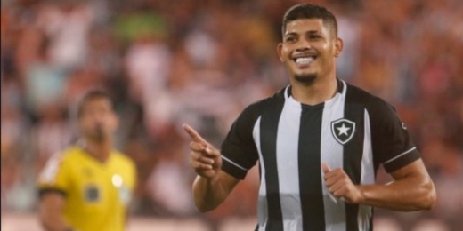 Com festa da torcida e Textor, Botafogo vence o Fortaleza de virada e entra no G4 do Brasileirão