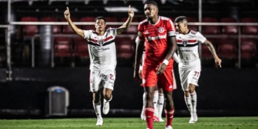 Com gol de Gabriel Sara, São Paulo bate o Internacional no Morumbi