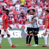 Com golaço no fim, Internacional empata com o Corinthians em confronto direto pelo Brasileirão
