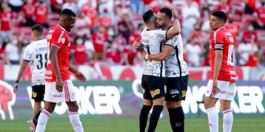 Com golaço no fim, Internacional empata com o Corinthians em confronto direto pelo Brasileirão