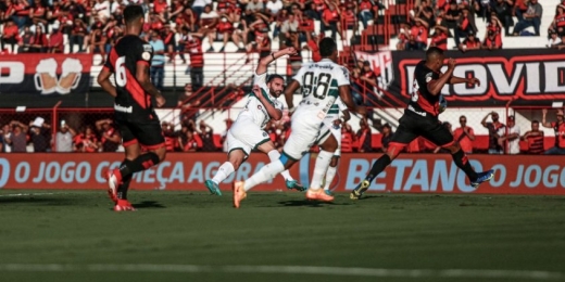Com gols no fim dos dois tempos, Atlético-GO vence Coritiba pelo Brasileirão