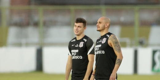 Com Lucas Piton alvo do futebol europeu, Corinthians encaminha renovação de Fábio Santos