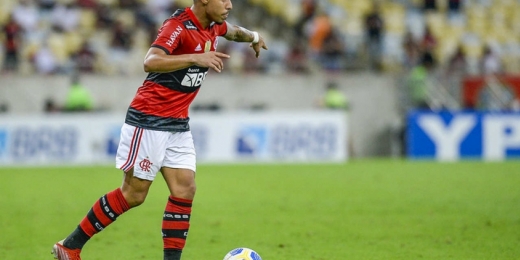 Com moral com Renato e a torcida do Flamengo, Matheuzinho tem números melhores que Isla em 2021