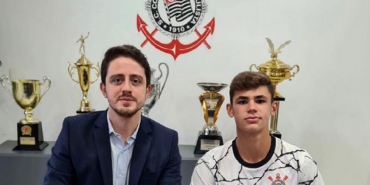 Com multa de R$ 150 milhões, volante do sub-17 do Corinthians assina contrato profissional