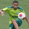 Com multa de R$ 500 milhões, zagueiro da base do Palmeiras celebra treino com os profissionais