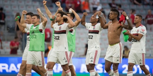 Com primeiro tempo perfeito, Flamengo vence o Athletico no Maracanã