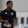 Com proposta do Emirates Club, Lucas Mezenga pede rescisão com o Botafogo junto à Justiça