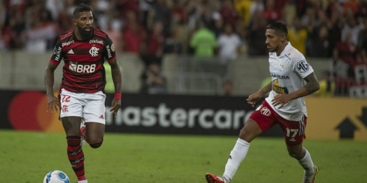 Com renovação em pauta, Rodinei pode alcançar marca expressiva pelo Flamengo diante do Goiás