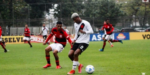 Com um a menos, Flamengo vence o Vasco de virada e entra no G-4 do Brasileiro Sub-20