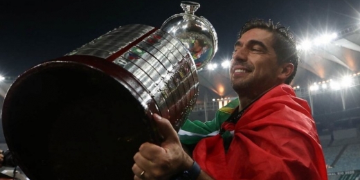 Conheça a história da torcedora do Palmeiras presenteada por Abel Ferreira no trânsito