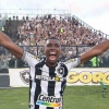Corinthians estuda o nome e tem interesse em Kanu, do Botafogo; negociação promete ser difícil