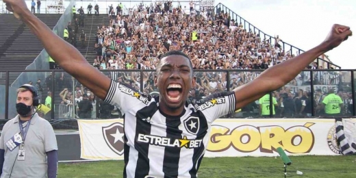 Corinthians estuda o nome e tem interesse em Kanu, do Botafogo; negociação promete ser difícil