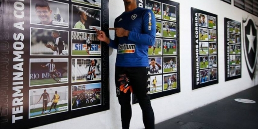 Corredores do Nilton Santos são decorados com jogadores do Botafogo e momentos do título da Série B